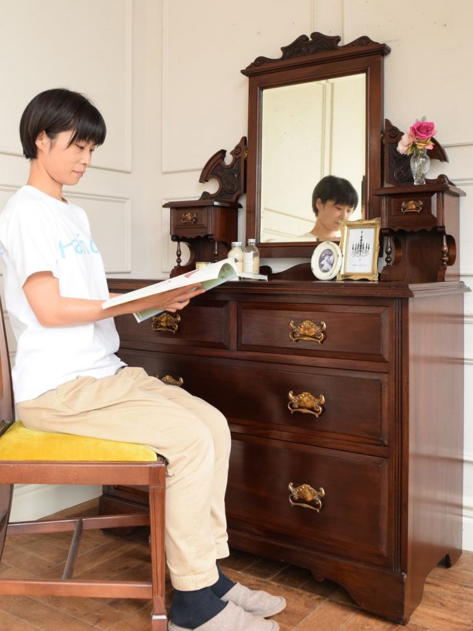 便利に使えるアンティークのドレッサー