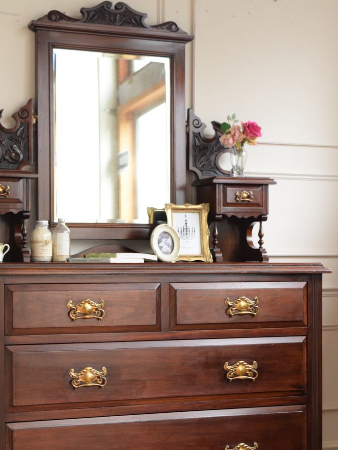 ドレッサーの美しい杢目