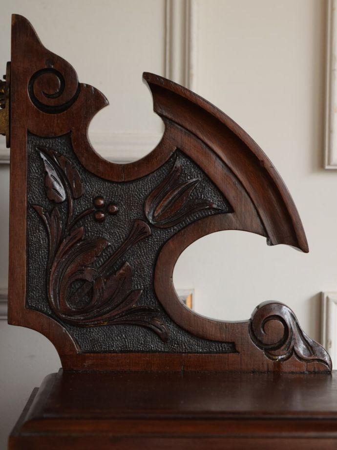 アンティーク家具らしい装飾