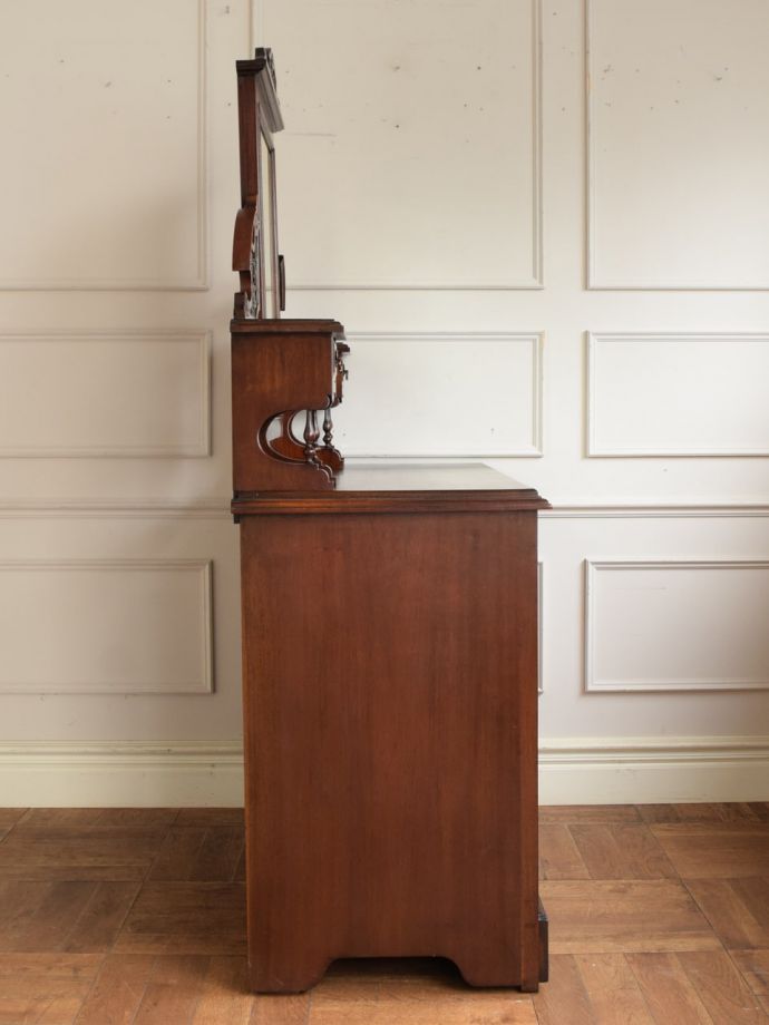 ドレッサーの側面