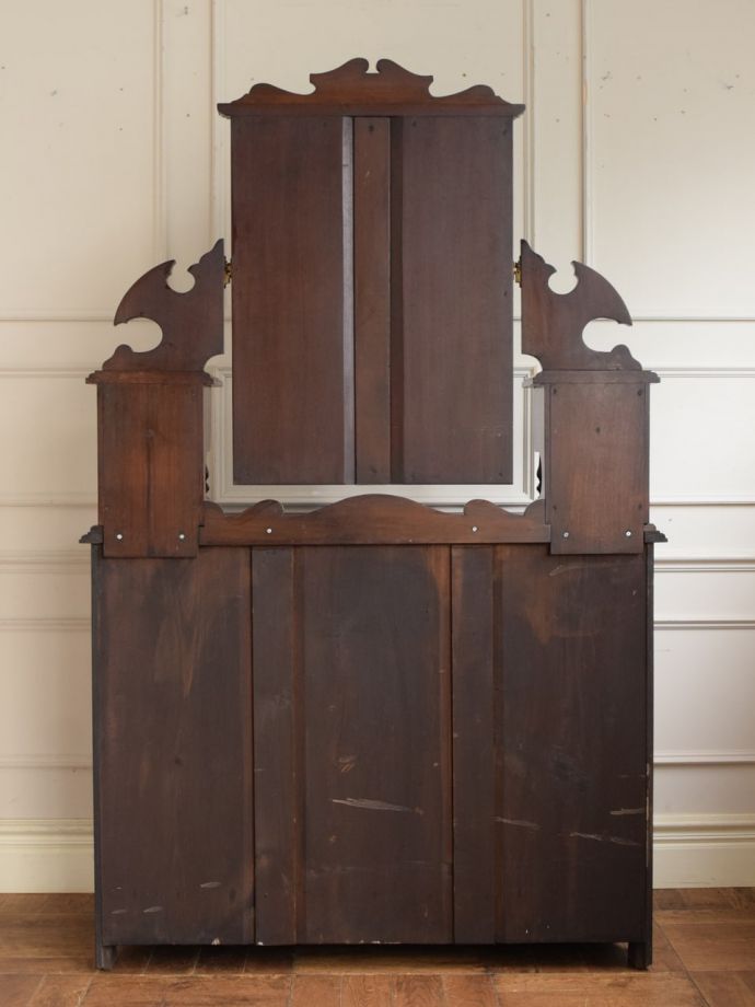 ドレッサーの後ろ姿