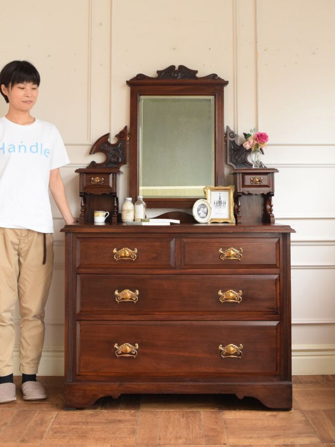 英国アンティークのドレッサー
