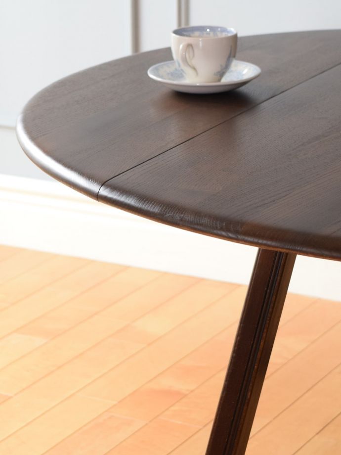 北欧スタイルのビンテージテーブル