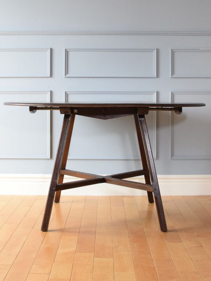 伸長式のダイニングテーブル