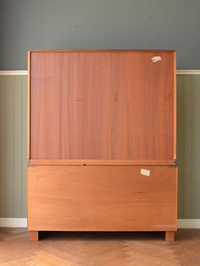 G-PLANのキャビネットの後ろ姿