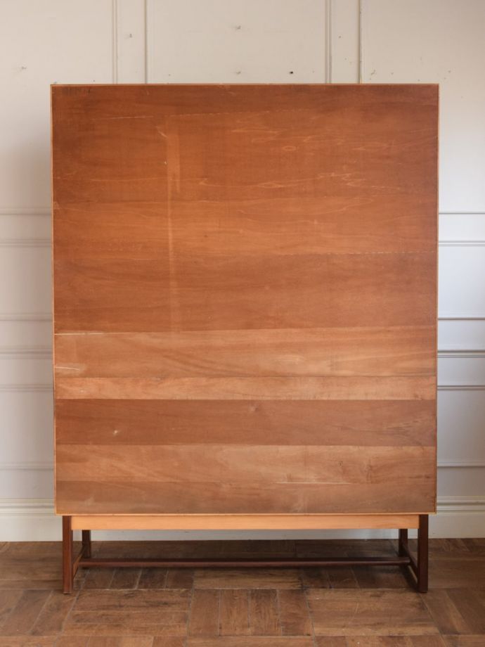 北欧スタイルの家具の後ろ姿