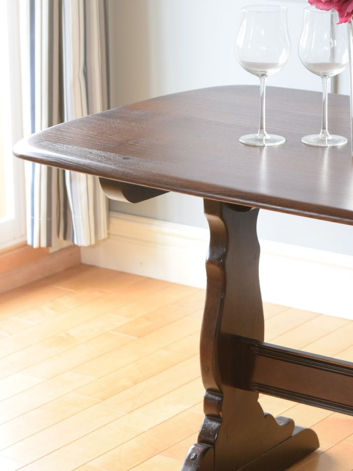 アーコール社のダイニングテーブル