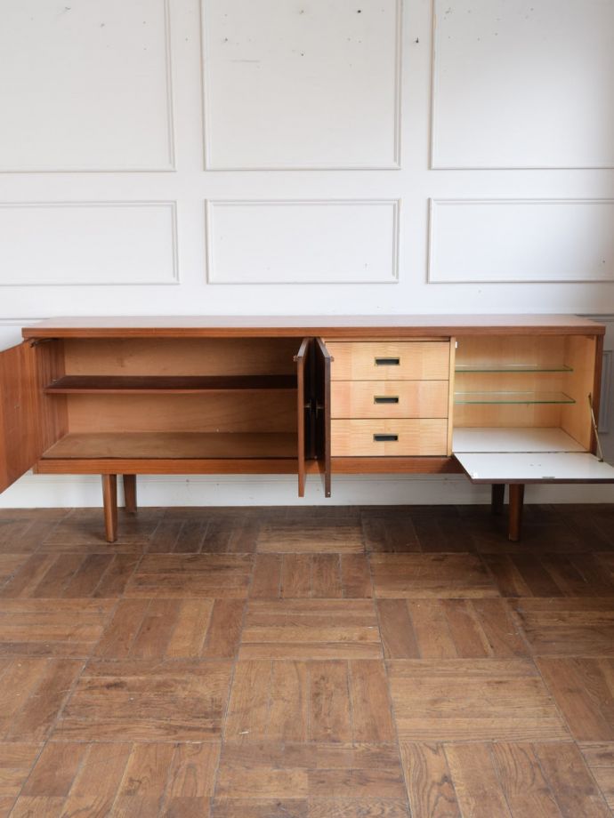 ビンテージ家具の扉の中