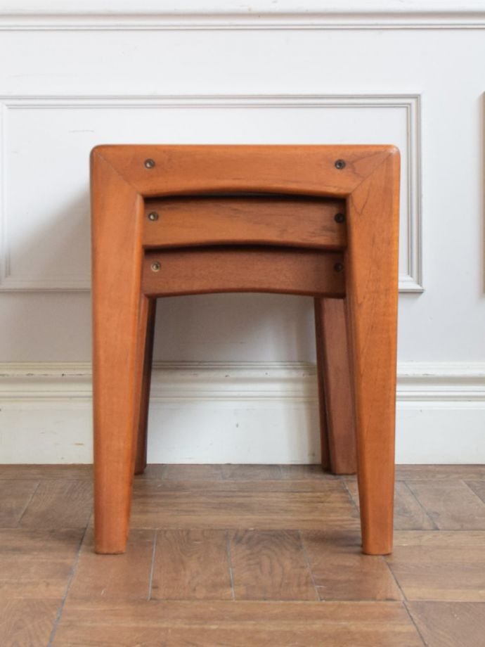 ビンテージコーヒーテーブルの側面