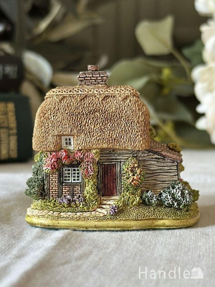 イギリスから届いたLilliput Laneのミニチュアハウス、鮮やかな