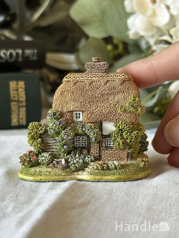 イギリスから届いたLilliput Laneのミニチュアハウス、鮮やかな