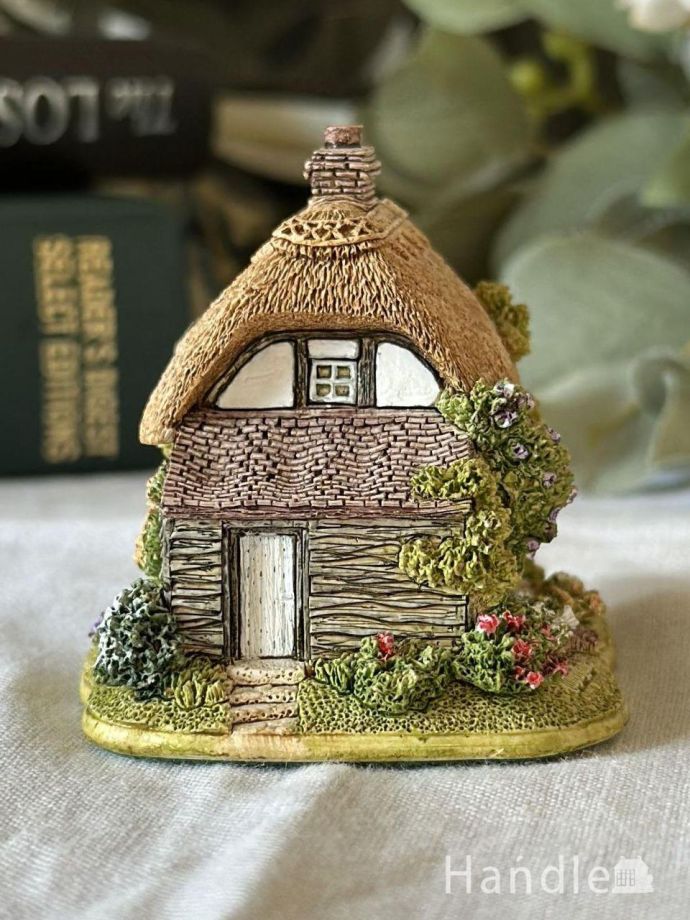 イギリスから届いたLilliput Laneのミニチュアハウス、鮮やかな