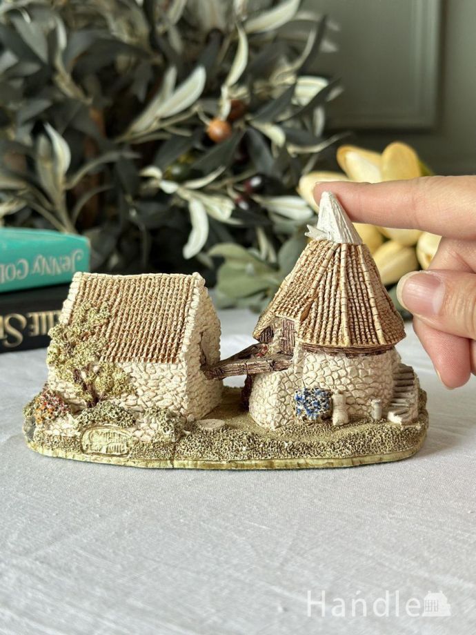 水車がある可愛い農作業小屋のミニチュア、Lilliput Laneリリパット