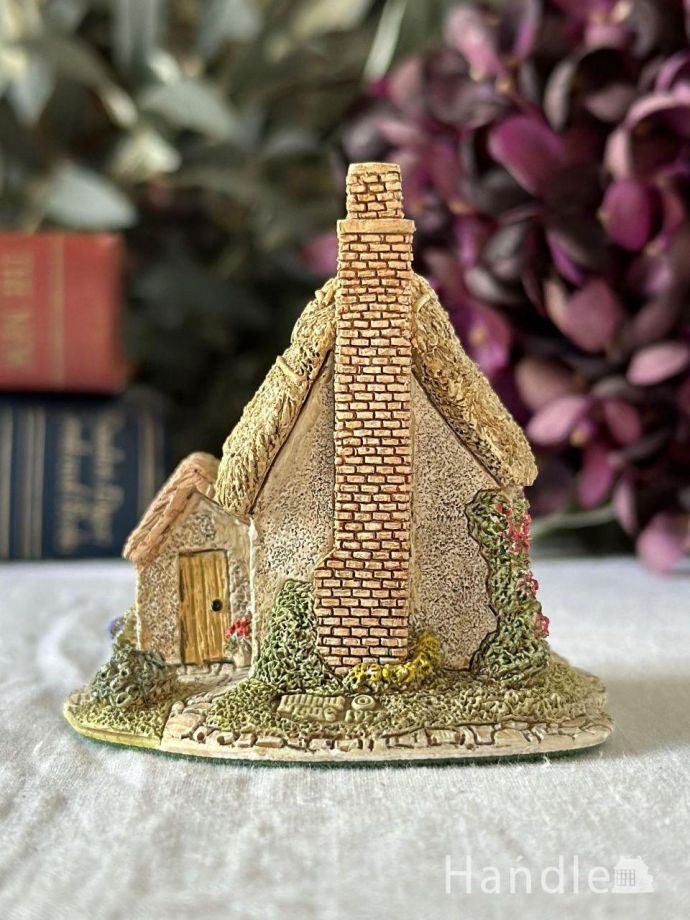 茅葺屋根から出る大きな煙突が可愛い、イギリスLilliput Lane