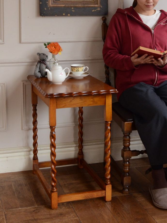 アンティークのオケージョナルテーブル