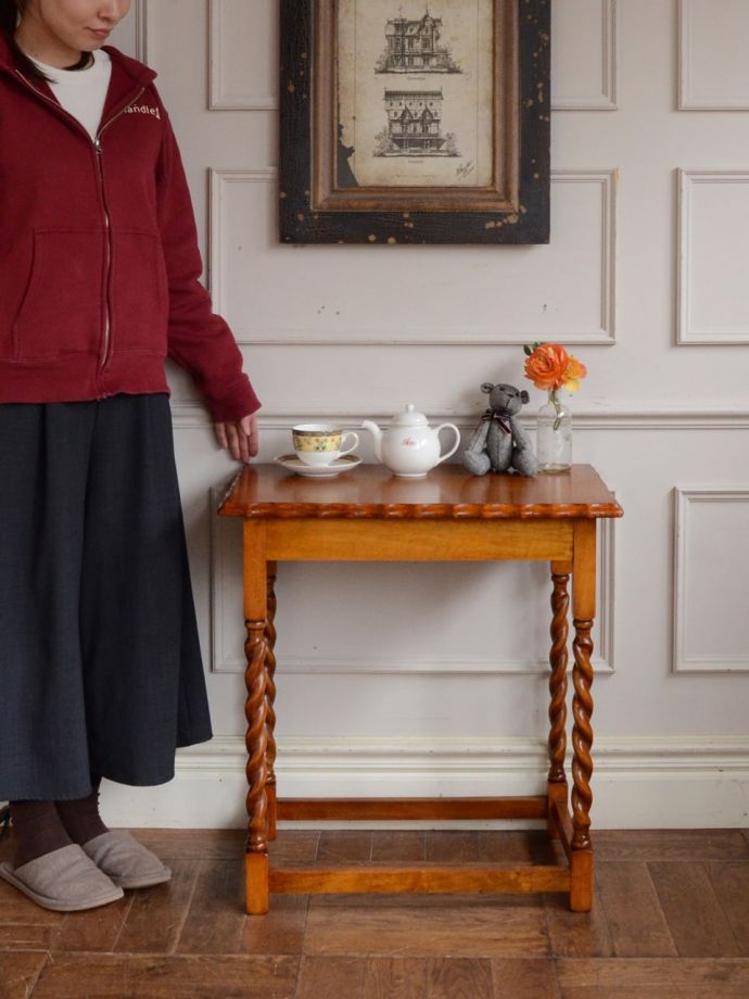 アンティークのオケージョナルテーブル