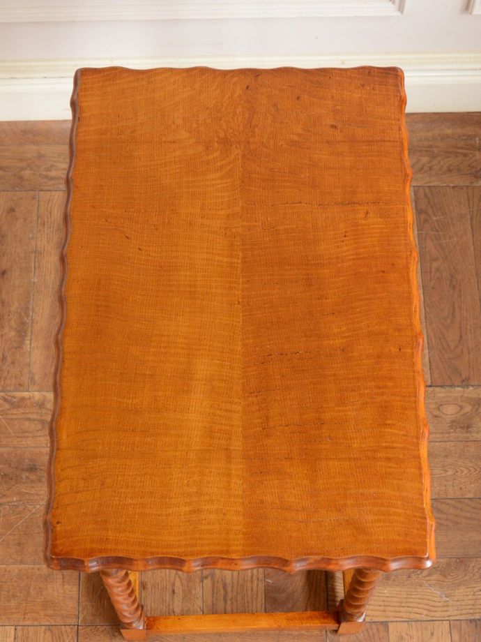 アンティークのサイドテーブルの天板