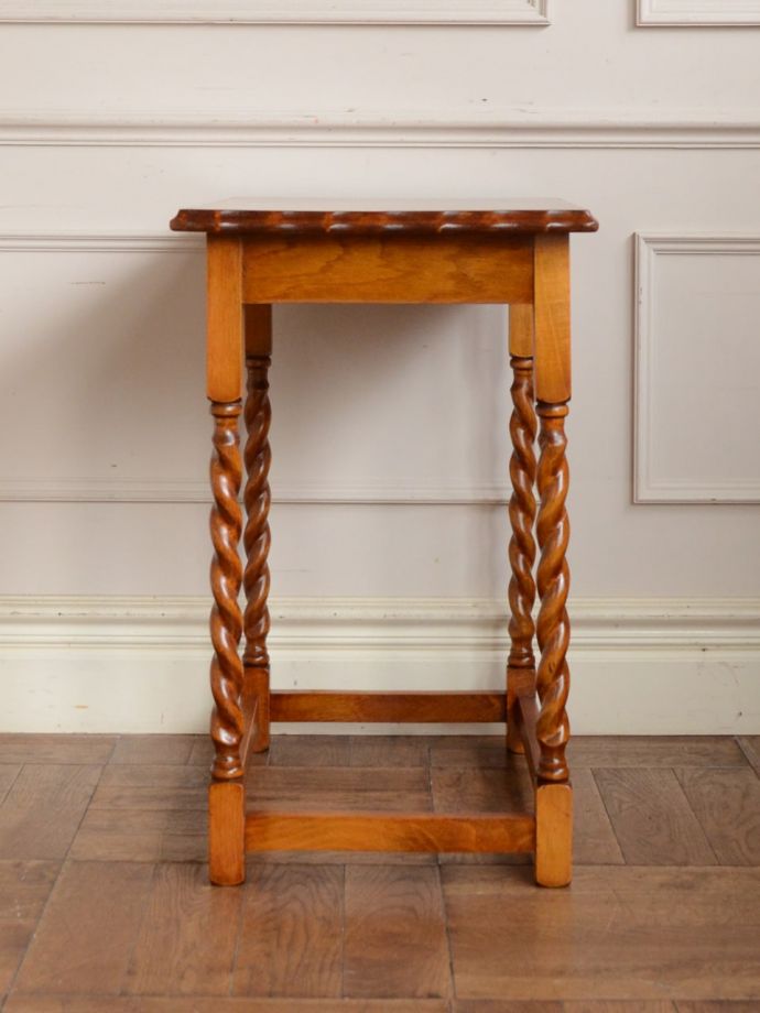 どこから見てもキレイなサイドテーブル