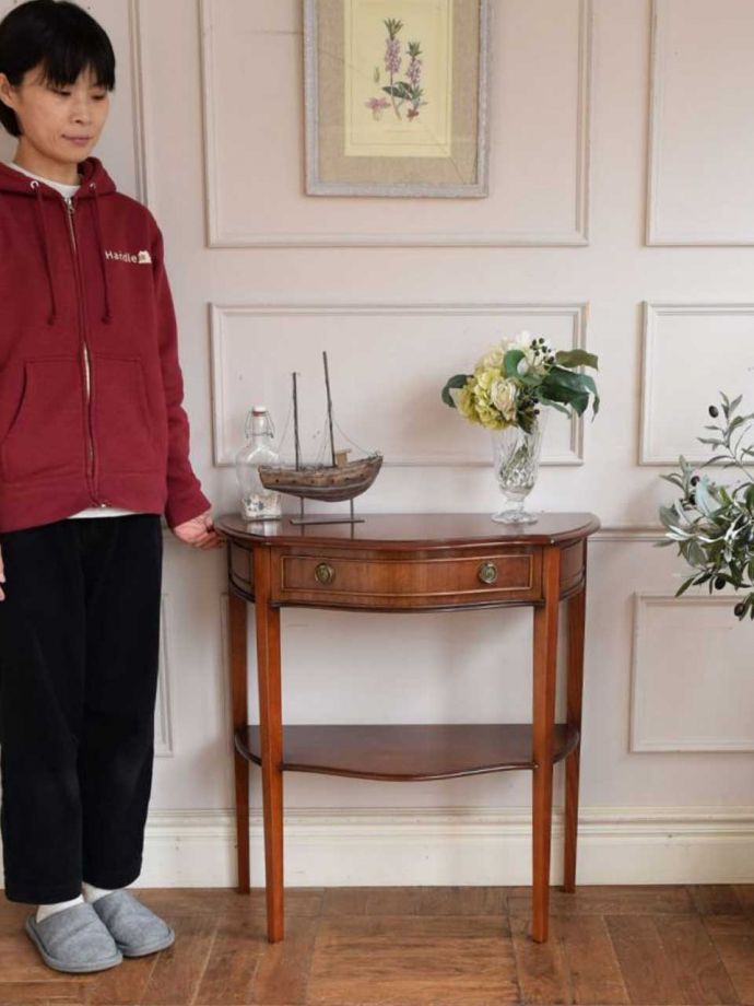 アンティークのコンソールテーブル