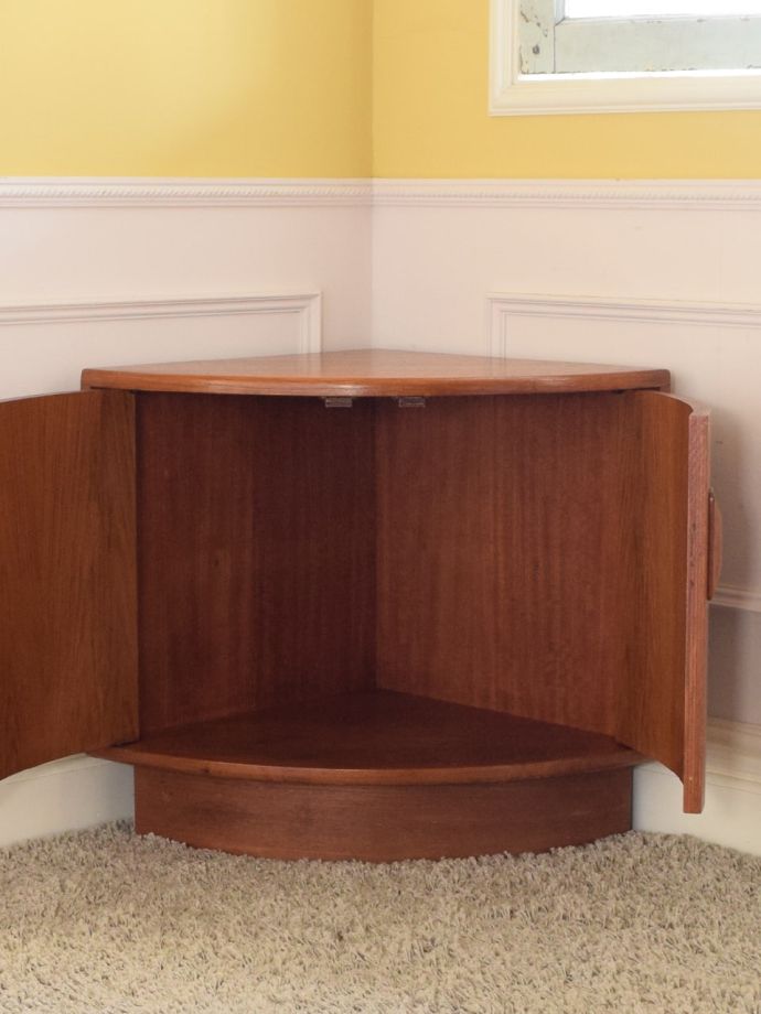 ビンテージキャビネットの扉の中