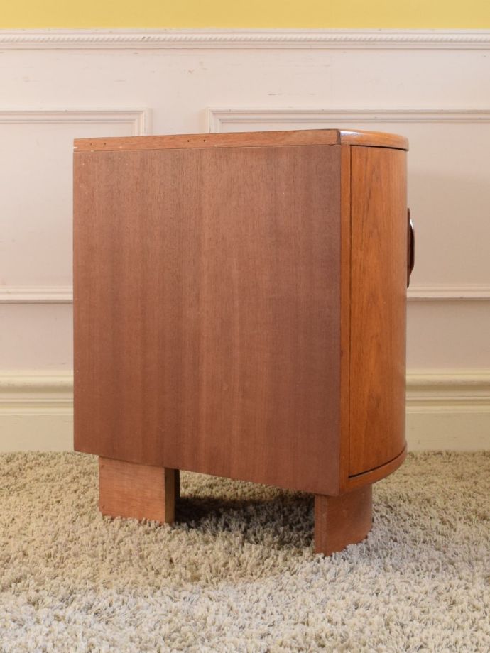 キャビネットの側面