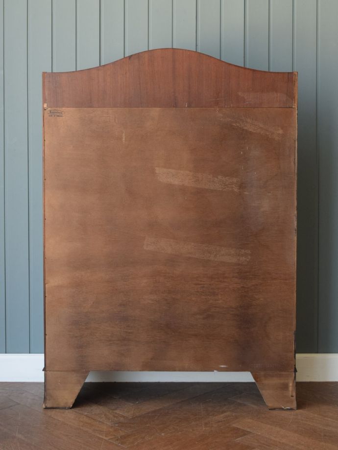 オープンシェルフの後ろ姿