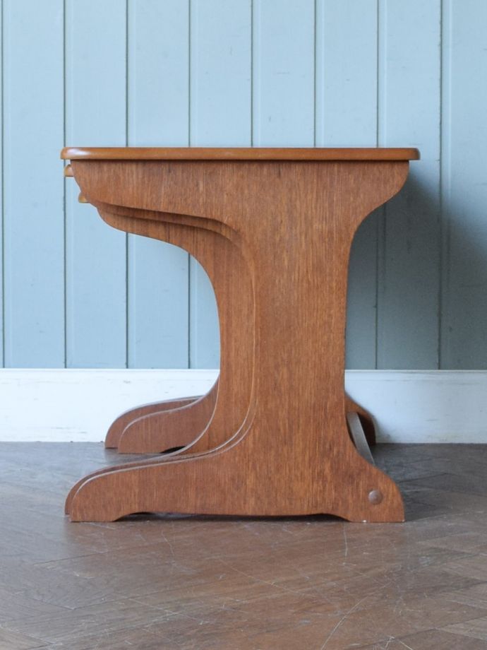 ビンテージコーヒーテーブルの側面