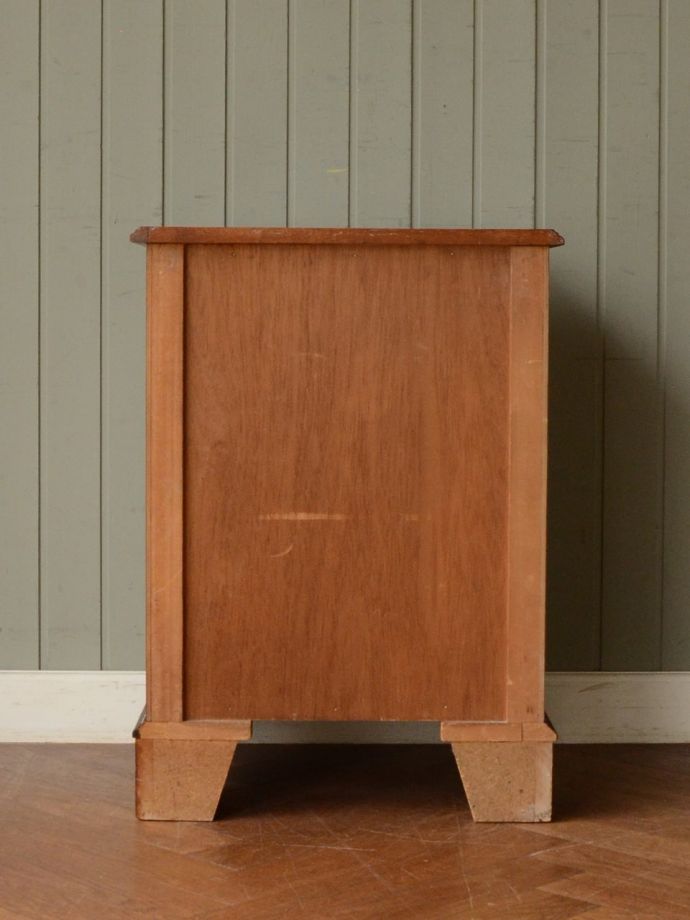 アンティークチェストの後ろ姿