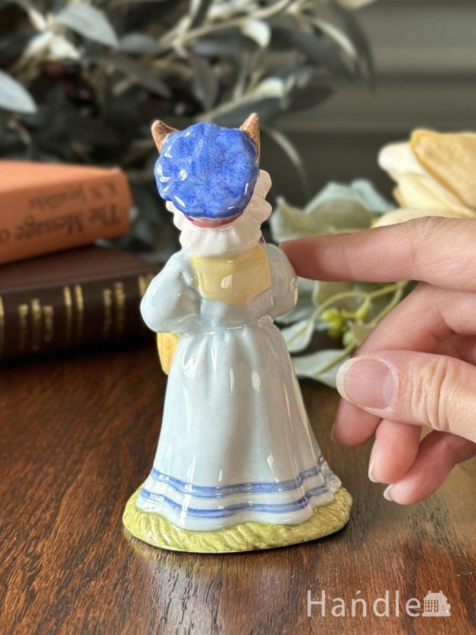 イギリスから届いたロイヤルドルトンのフィギュア、ミセスバニキンズ