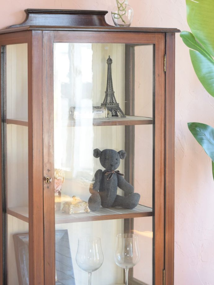 英国らしいガラスキャビネット