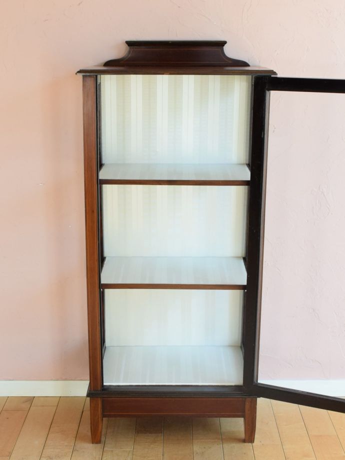 ガラスキャビネットの扉の中