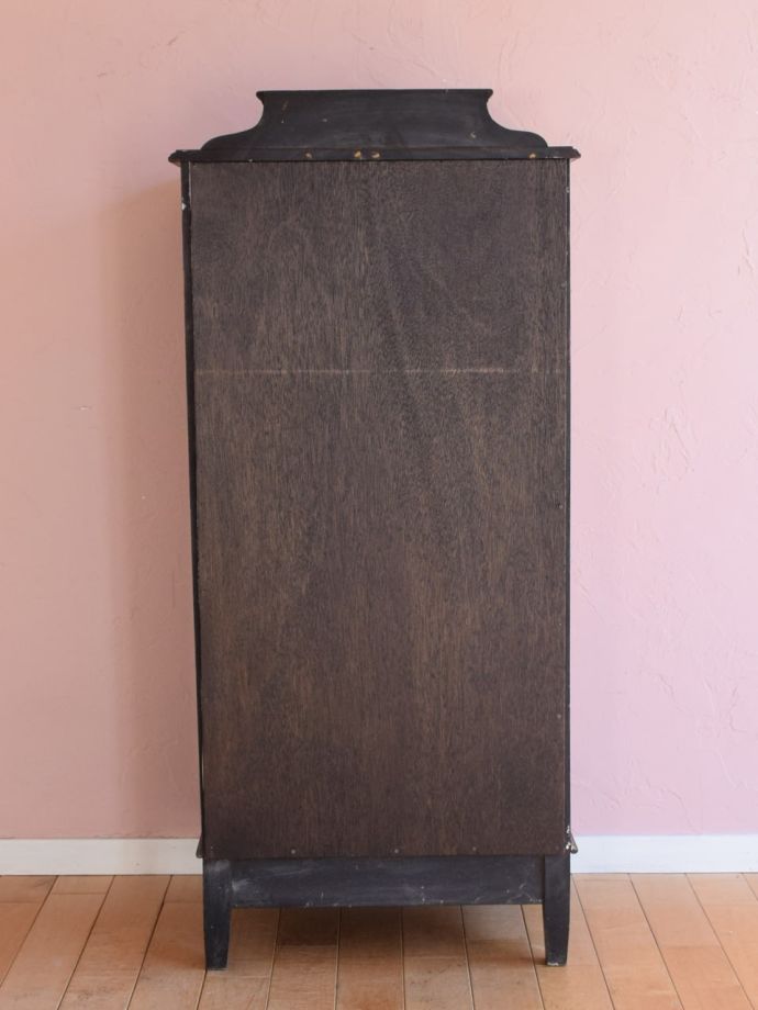 キャビネットの後ろ姿