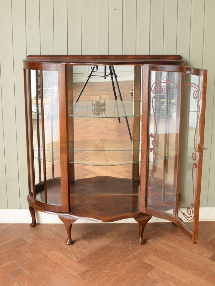 ガラスキャビネットの扉の中