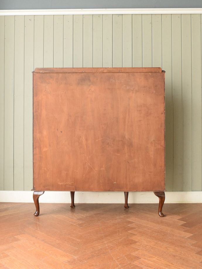 キャビネットの後ろ姿