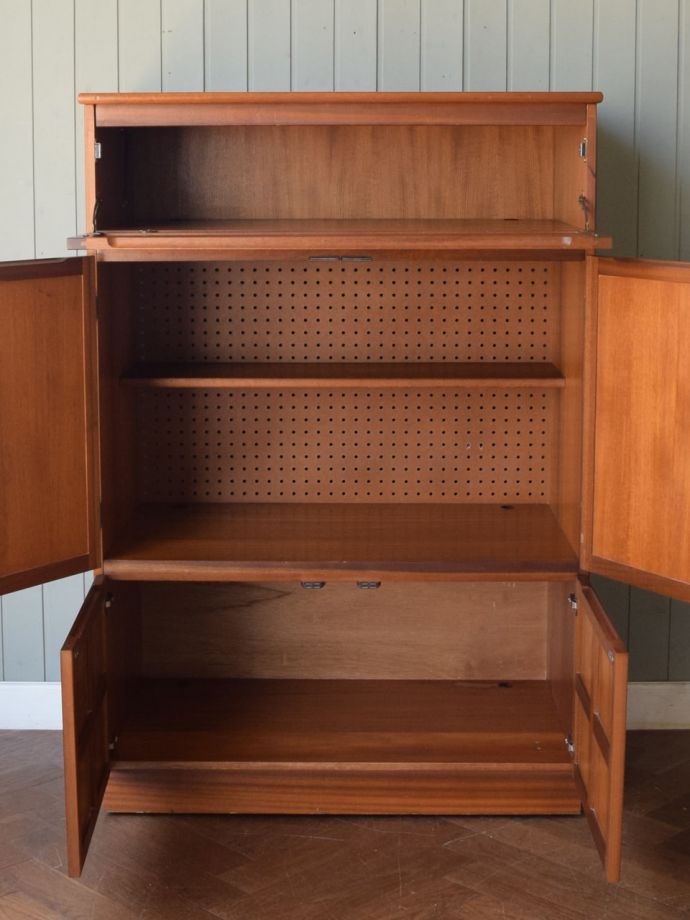 ビンテージ家具の扉の中