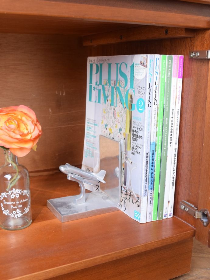 サイドボードの扉を開けると