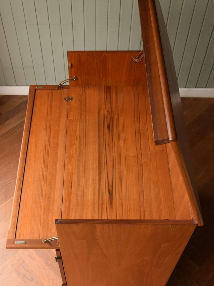 可動するサイドボードの天板