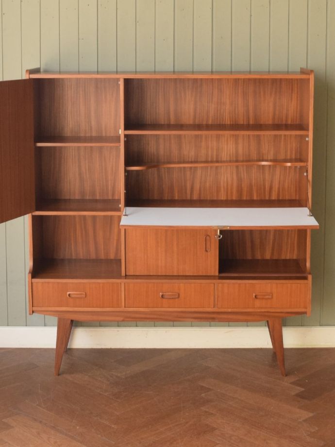 ビンテージ家具の扉の中