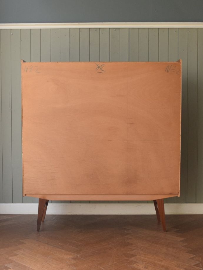 北欧スタイルの家具の後ろ姿