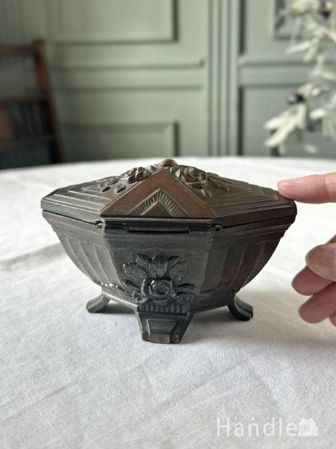 アンティークの小物入れ