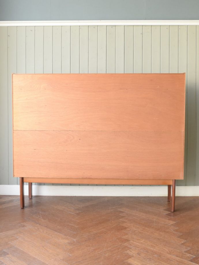 北欧スタイルの家具の後ろ姿