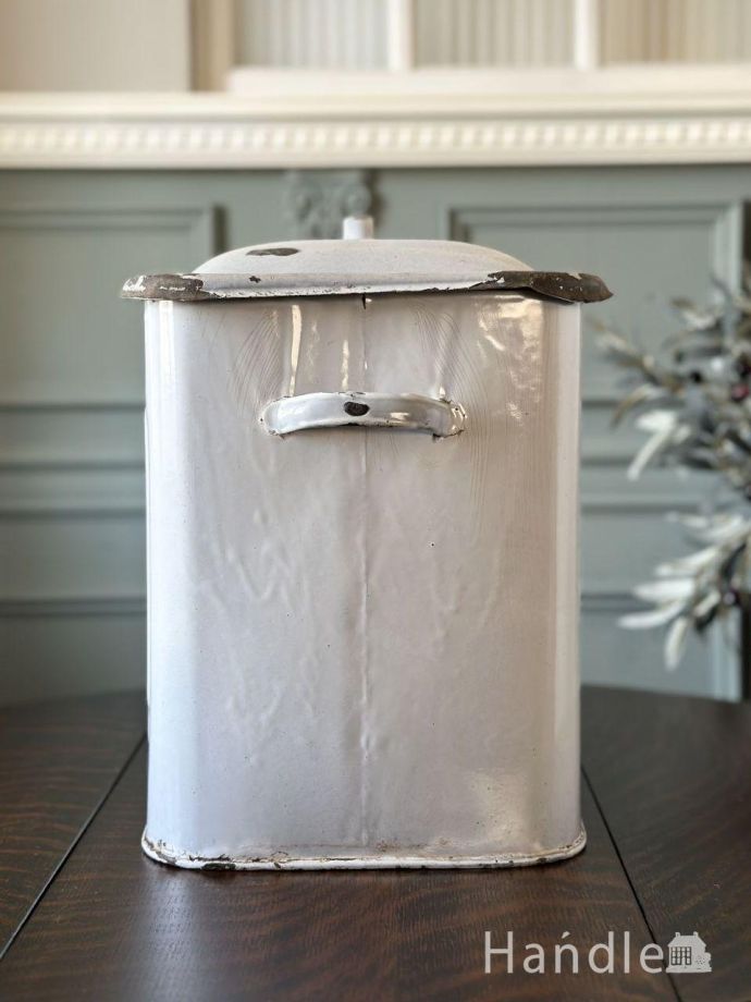 両手で持てる取っ手付き