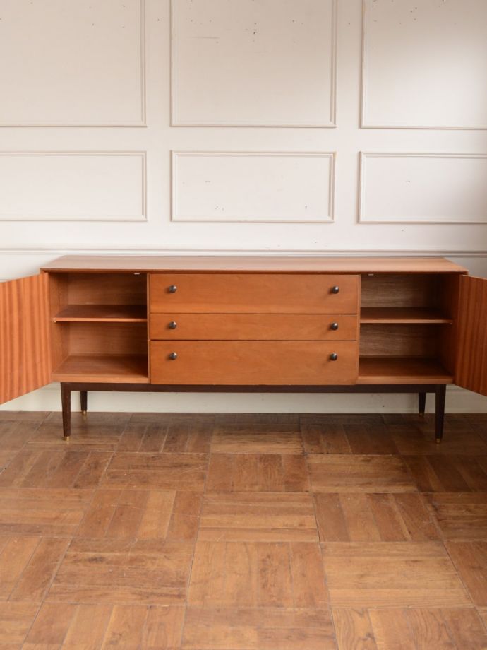 G-PLANサイドボードの扉の中