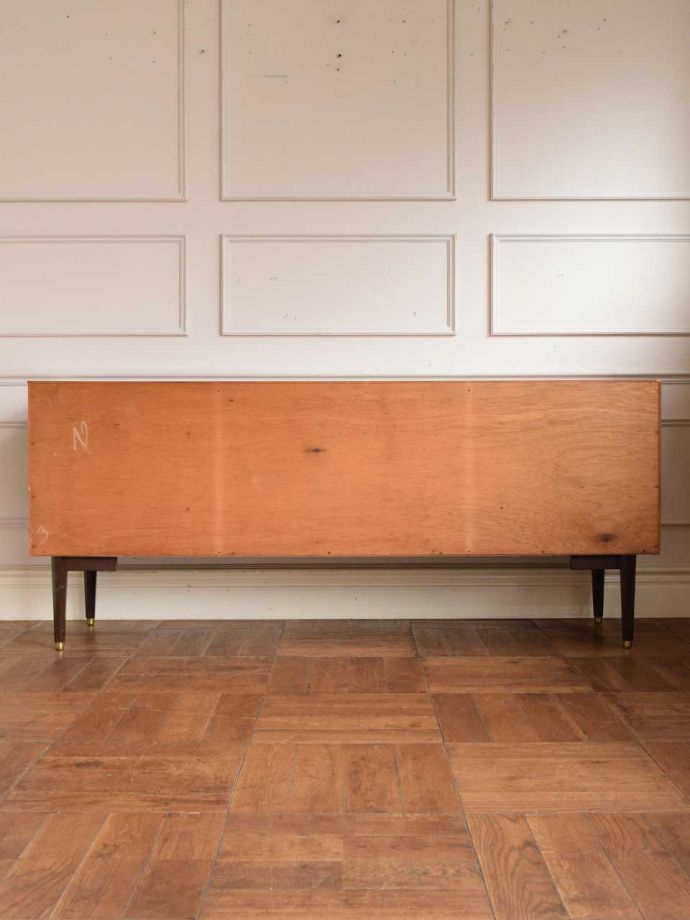 G-PLANのサイドボードの後ろ姿