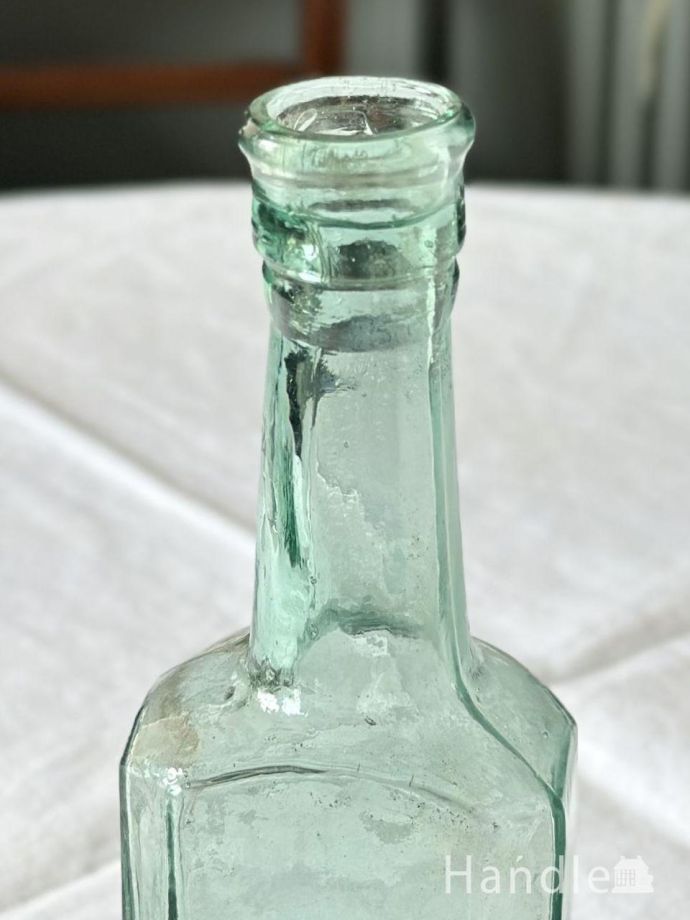 アンティークガラスのボトル