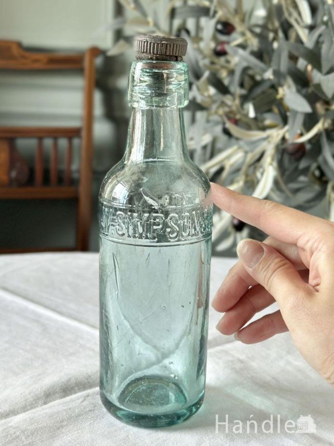 アンティーク ガラスボトル アンティーク雑貨 フタ付きのアンティークガラスボトル、エンボス入りボトル(J.P.CRAVEN & SON)。後ろ側を見ると・・・なんとなくゆがんでいたり、気泡が入っていたり・・・そこがアンティークらしさです。(k-3080-z)