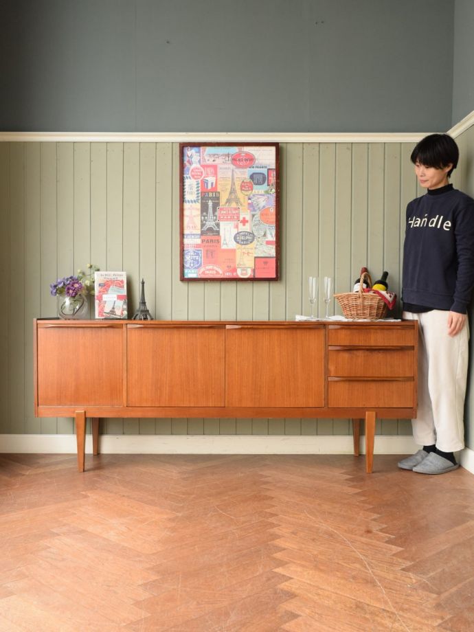 ビンテージのおしゃれなサイドボード、北欧スタイルのカッコいいテレビ