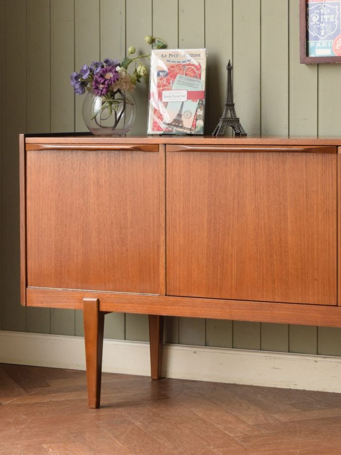 ビンテージのおしゃれなサイドボード、北欧スタイルのカッコいいテレビ