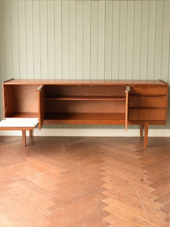 ビンテージ家具の扉の中