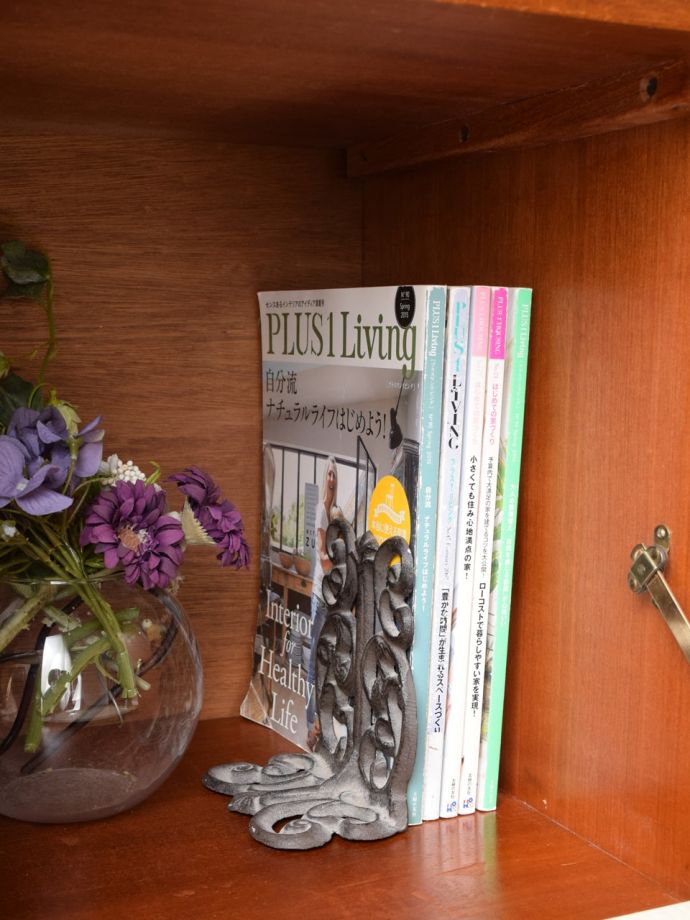 サイドボードの扉を開けると